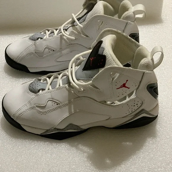 Jordan True Flight BG Size 7 Women 5.5 Youth color white, gray and red 💕 - Picture 5 of 5